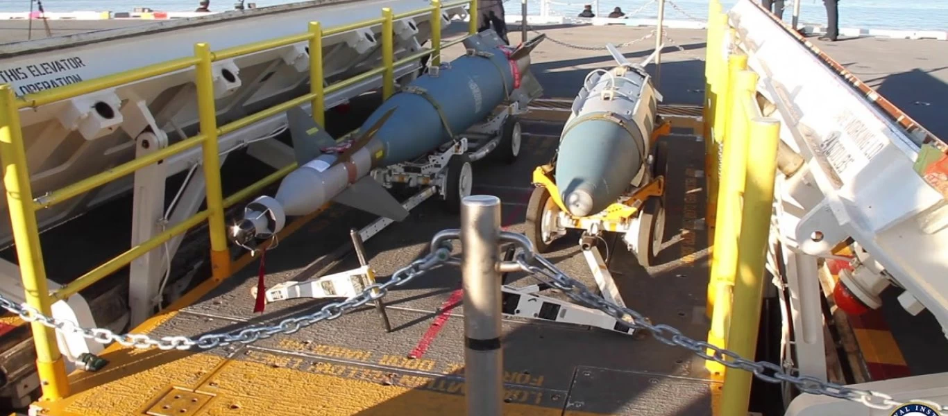 USS Gerald Ford: Έτσι έρχονται τα όπλα από τα έγκατα του σκάφους στο κατάστρωμα